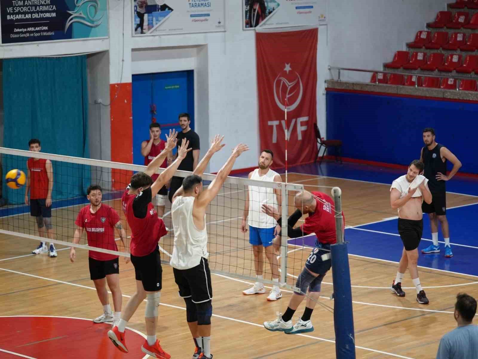 Düzce Belediyespor Erkek Voleybol Takımı oyuncuları salonda antrenman yapıyor.