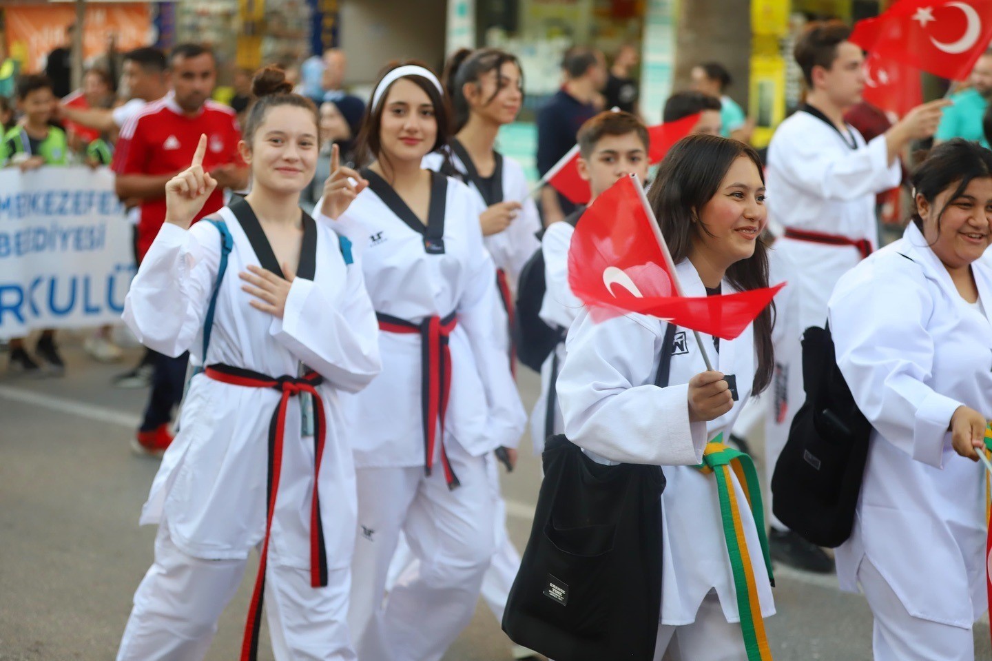 Amatör sporcuların Türk bayraklarıyla kortej yürüyüşüne katıldığı etkinlikten görüntü.
