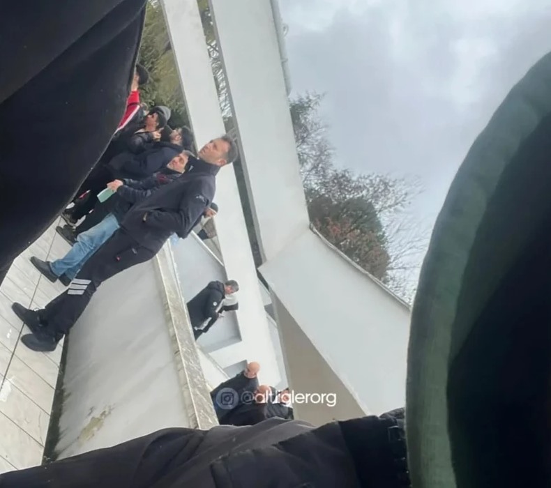 Un'immagine in esterni di una persona indicata come Yasin Kol.