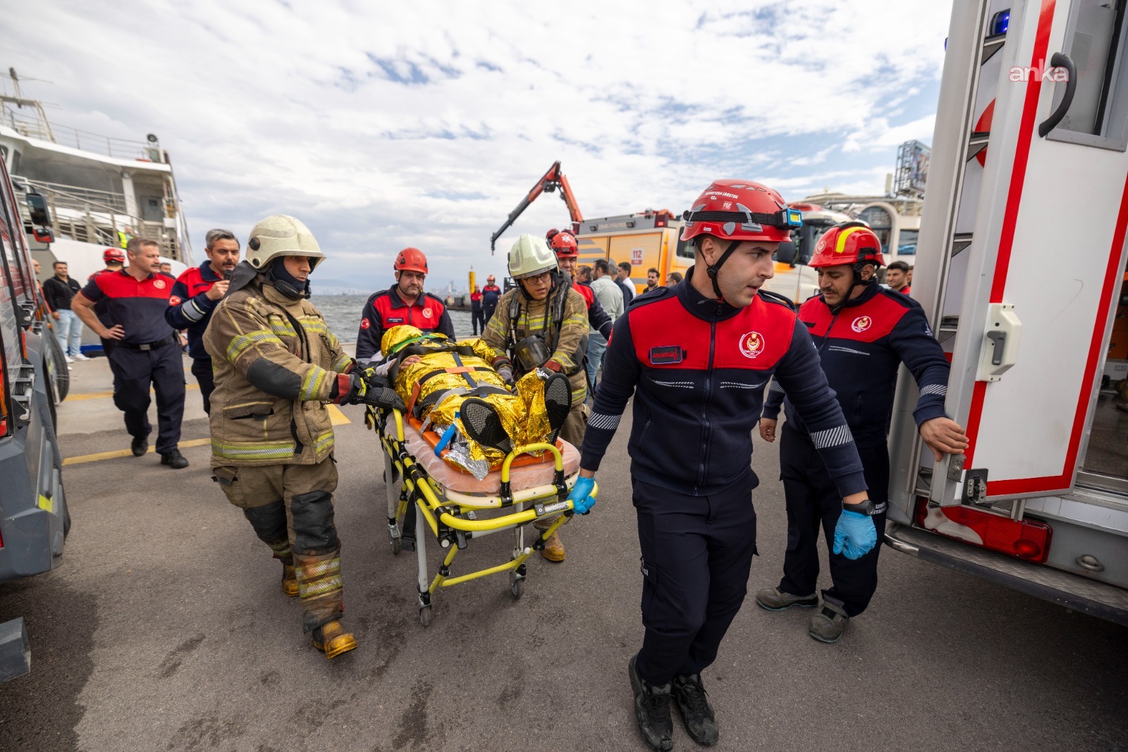The moment İzmir Fire Department teams evacuated a casualty on a stretcher during the drill.