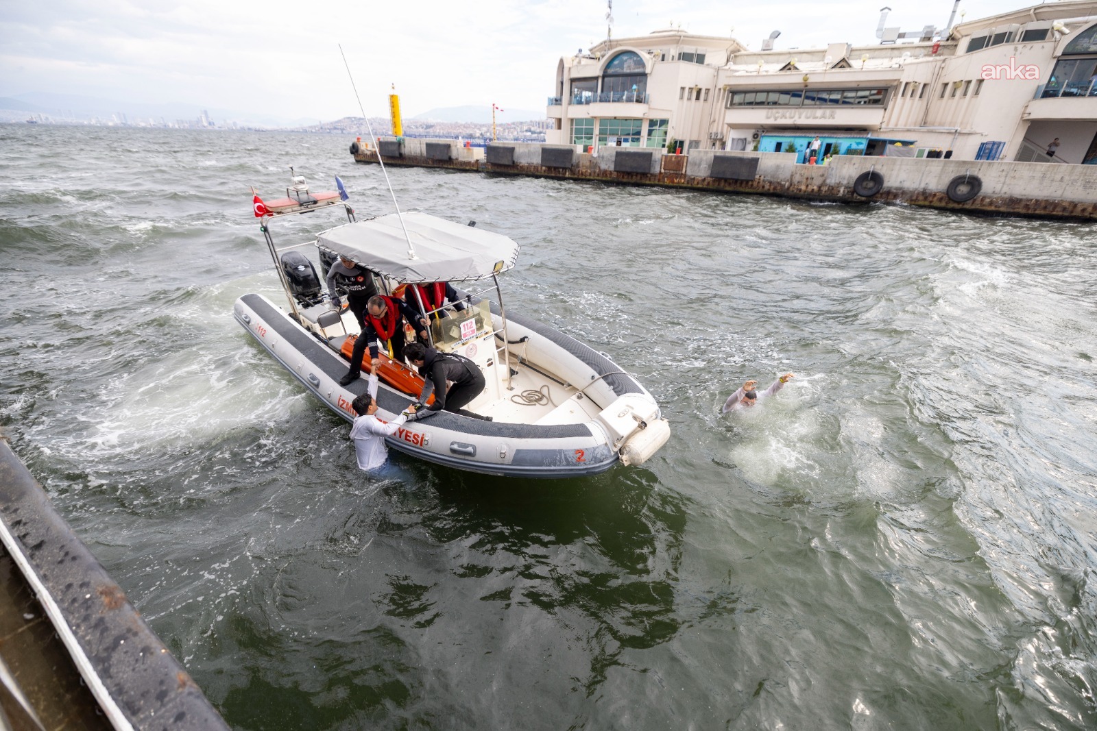 The moment the fire department boat intervened with the victims in the sea off the coast of Üçkuyular during the drill.