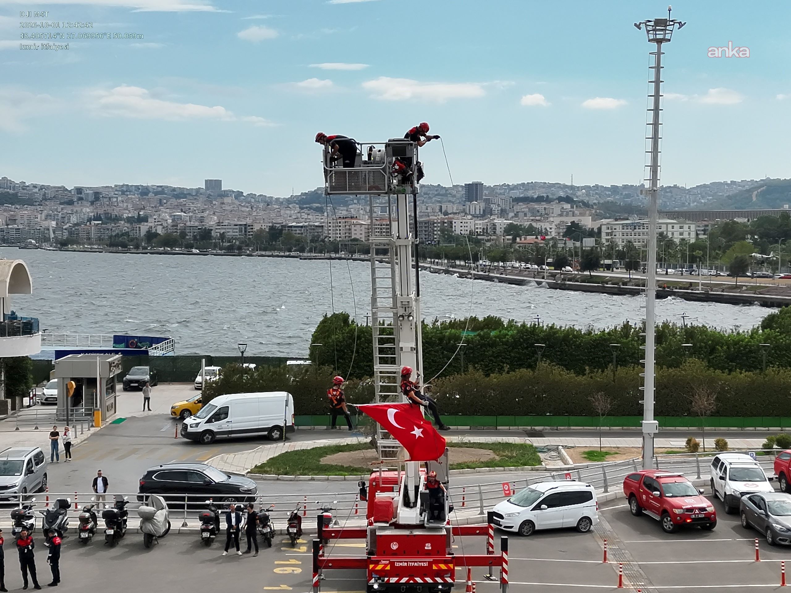 The moment the Turkish flag was unfurled from the ladder truck in front of the view of the İzmir Bay during the drill.