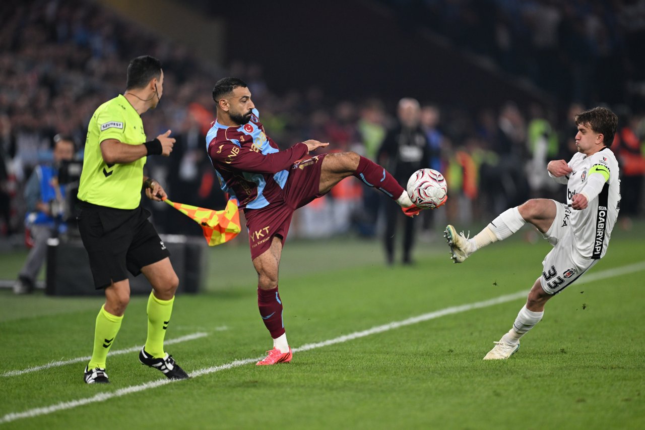 Trabzonspor-Beşiktaş maçından bir mücadele anı.