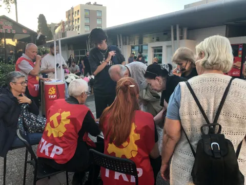 İzmir’de TKP görevlileri ve yurttaşların katıldığı açık alandaki imza çalışması.