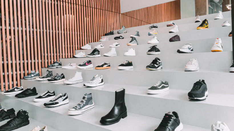 Different sneaker models displayed in a stepped display area.