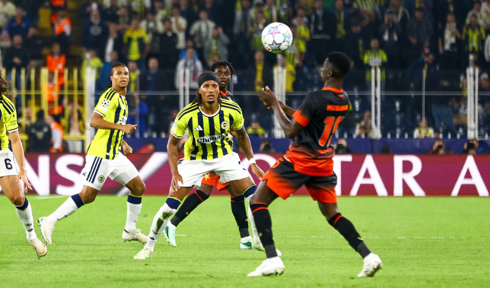 Fenerbahçe verspielt Führung in der 90. Minute: Tribünen fordern Rücktritt von Kartal