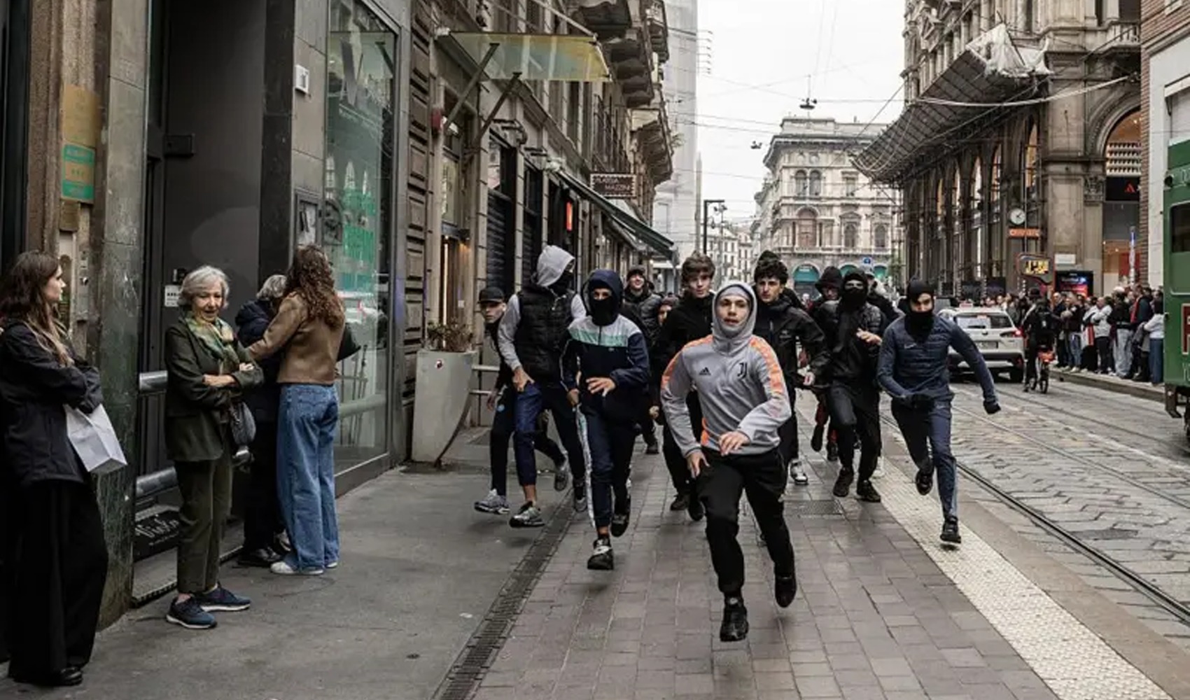 Nuovo decreto in Italia dopo le proteste: arresti per i minori e 500 soldati a Milano