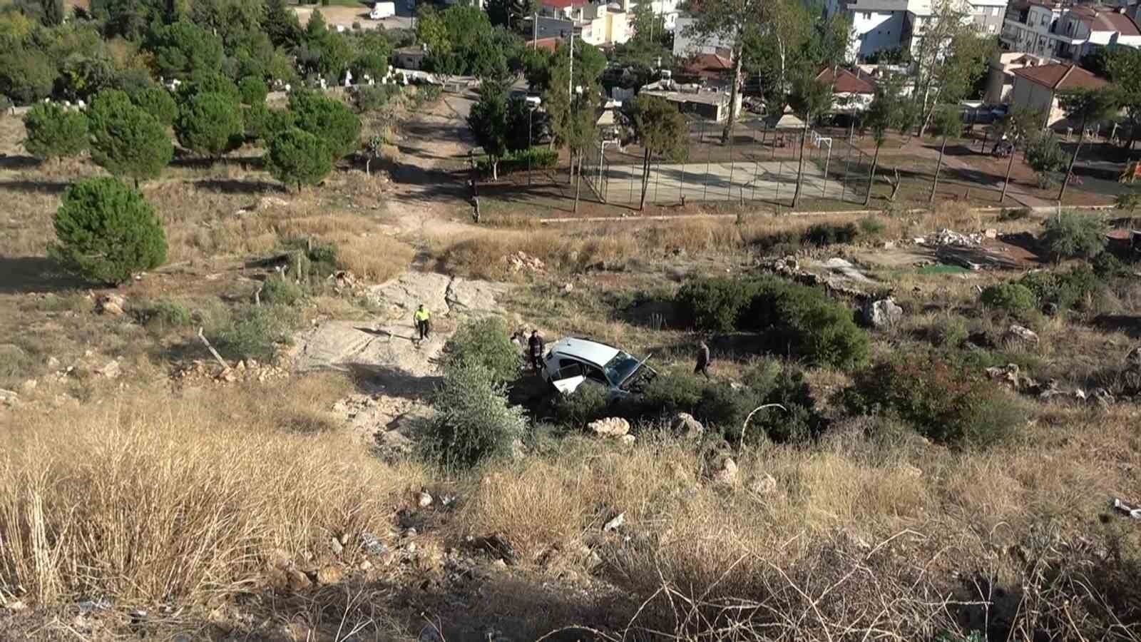 Wide-angle view of the accident site from the slope and the car stopped among the bushes.
