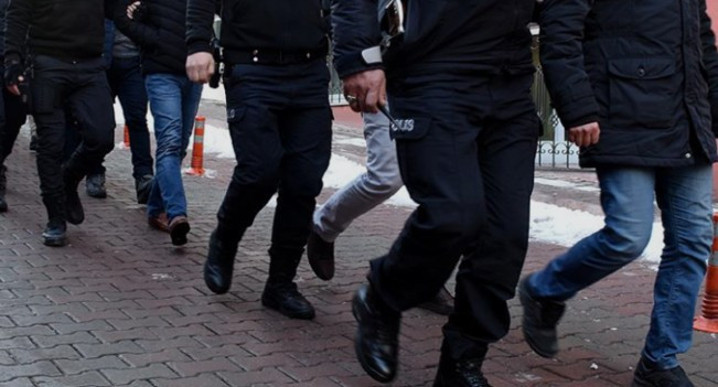 Polis ekiplerinin operasyon sırasında yürüdüğünü gösteren arşiv niteliğinde görüntü.