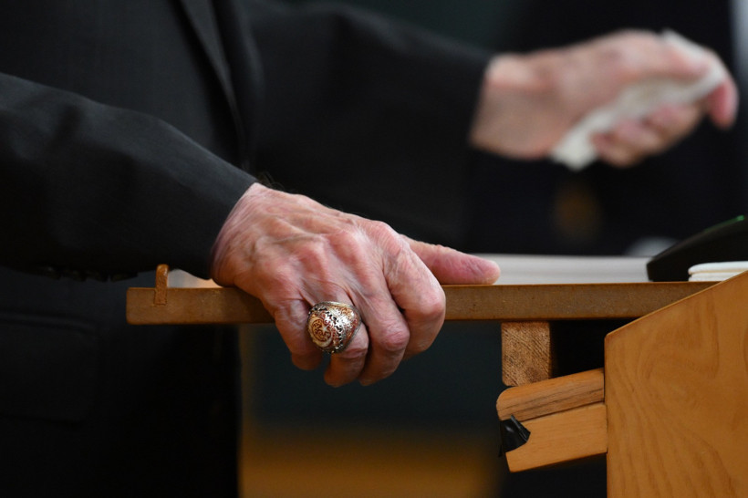 A close-up photo of the ring on Bahçeli’s hand seen at the edge of the podium.