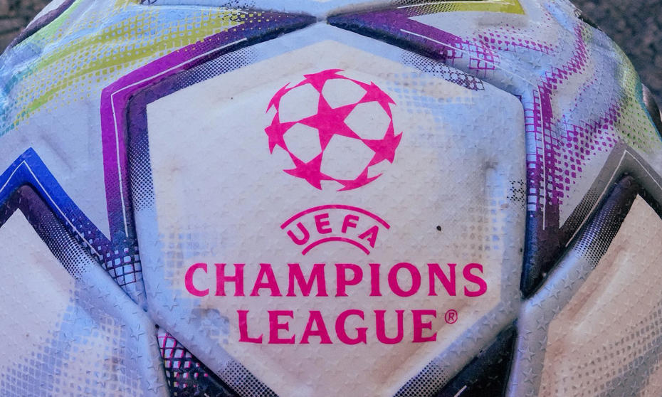 UEFA Şampiyonlar Ligi logosunun bulunduğu futbol topu yakın plan görseli.