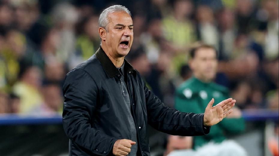 Fenerbahçe manager İsmail Kartal is seen giving instructions to his team on the sidelines.