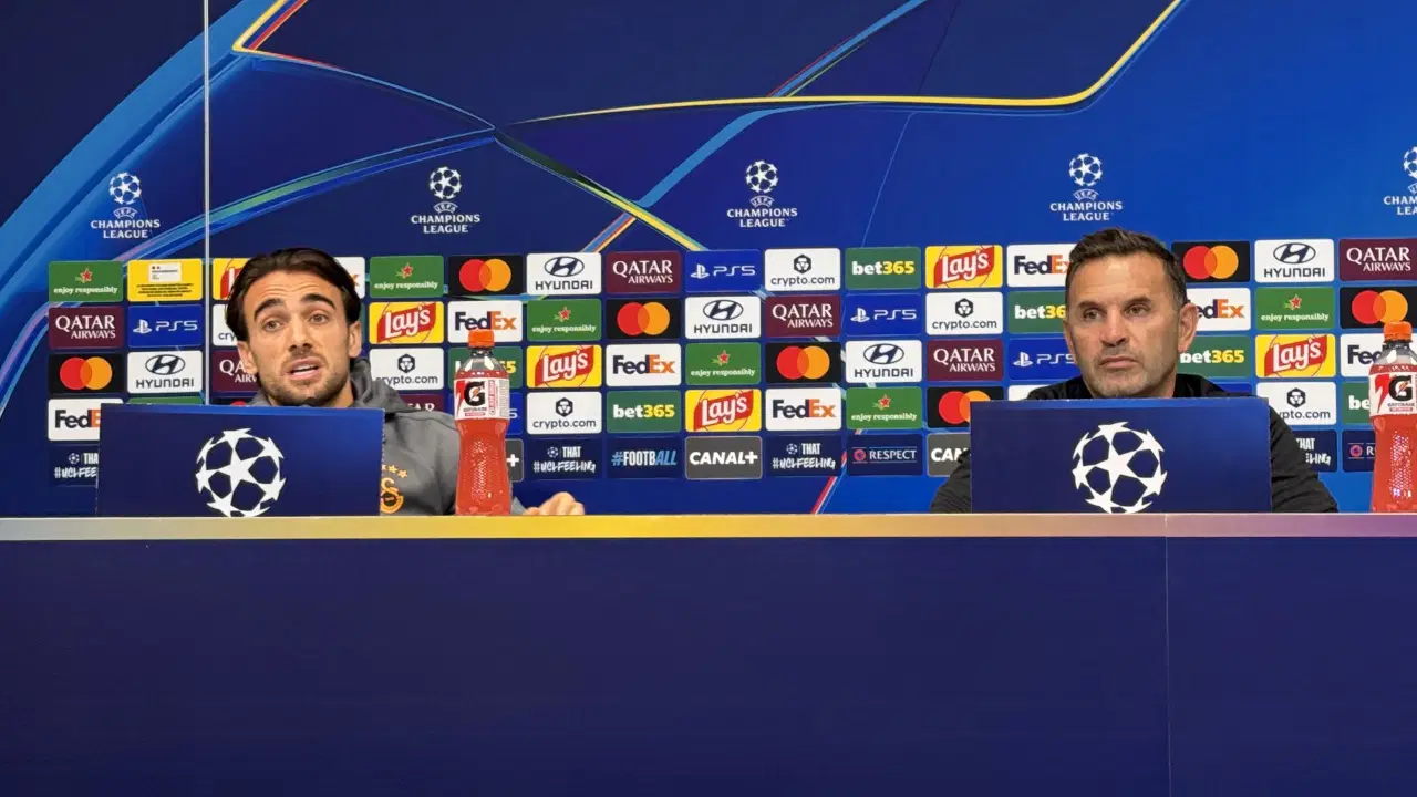 Okan Buruk and a Galatasaray player in front of the press at the Champions League press conference.