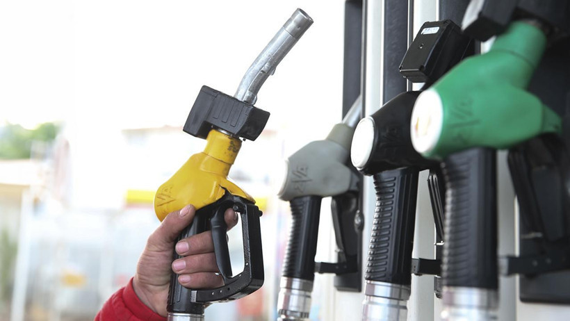 Ansicht von Zapfsäulen und Kraftstoffbetankung an einer Tankstelle.