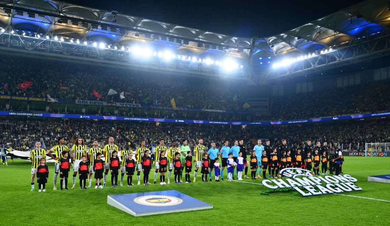 Kadıköy’de Şampiyonlar Ligi maçı öncesi sahaya dizilen futbolcular ve tribünleri dolduran taraftarlar.
