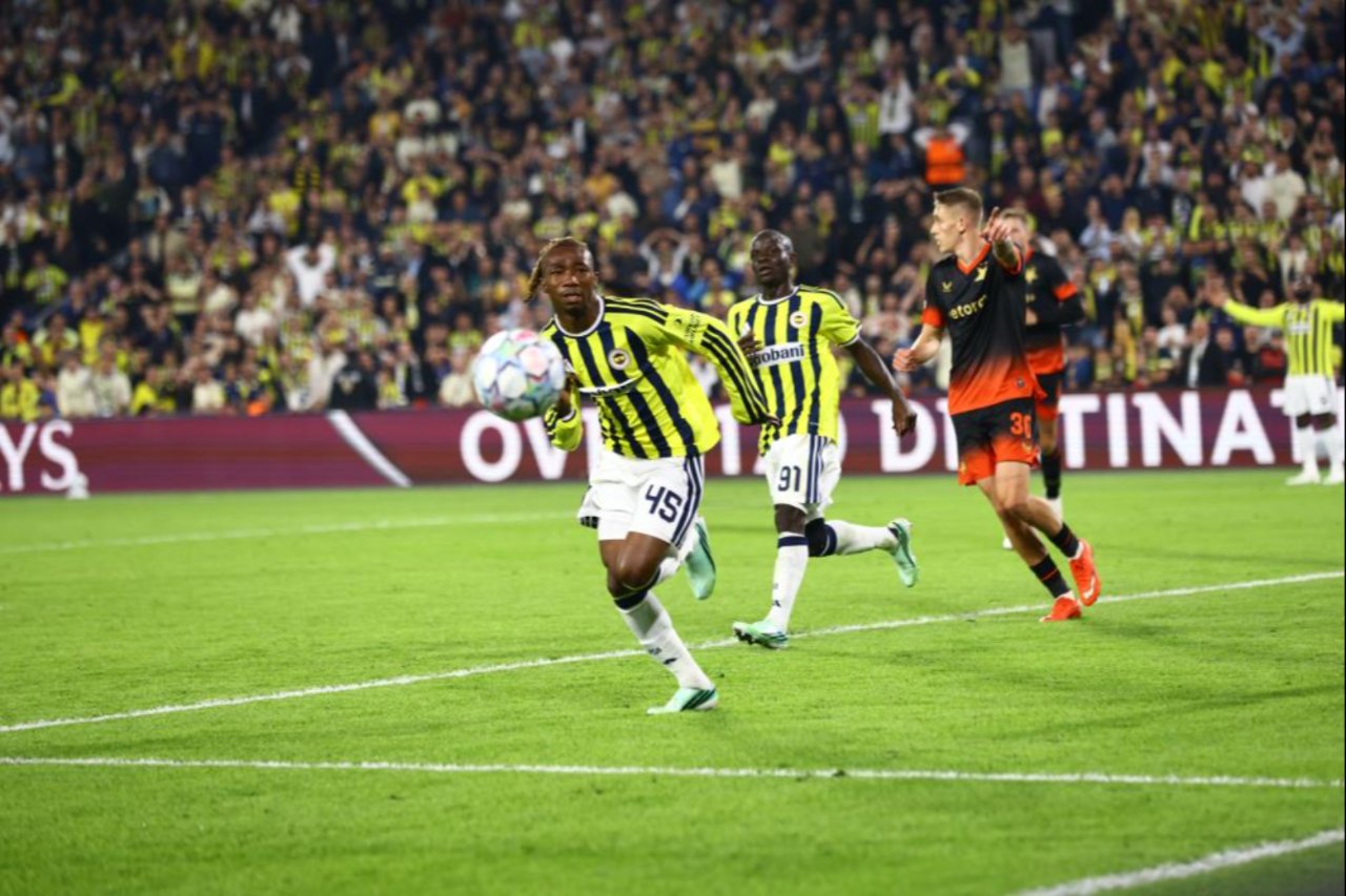 Fenerbahçeli futbolcuların hücum anında topu takip ettiği, Slavia Prag oyuncularının savunmada yer aldığı kare.