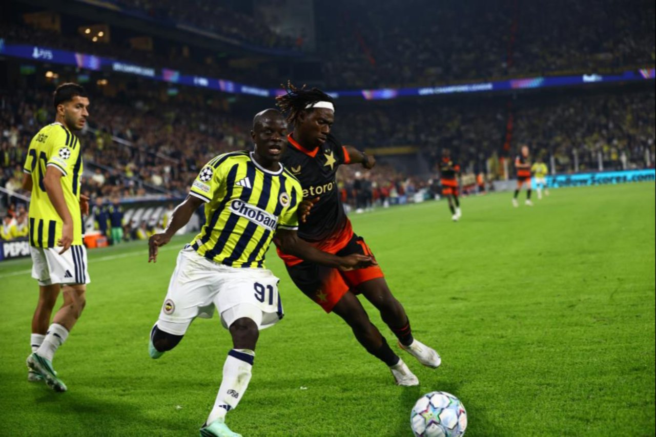 Fenerbahçe ve Slavia Prag oyuncularının kenar çizgisine yakın bölgede ikili mücadeleye girdiği maç fotoğrafı.