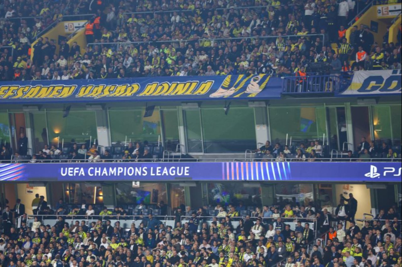 Fenerbahçe tribünlerinin ve UEFA Şampiyonlar Ligi panolarının görüldüğü stadyum görüntüsü.