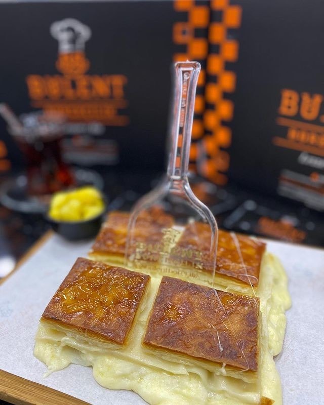 Bülent Börekçilik markalı bir sunumda börek dilimleri görülüyor.