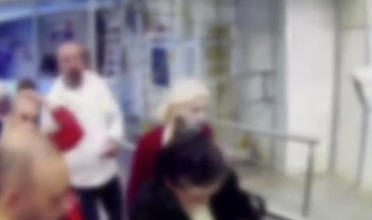 Bir klinik ya da sağlık merkezi ortamında çekildiği görülen bulanıklaştırılmış görüntü.