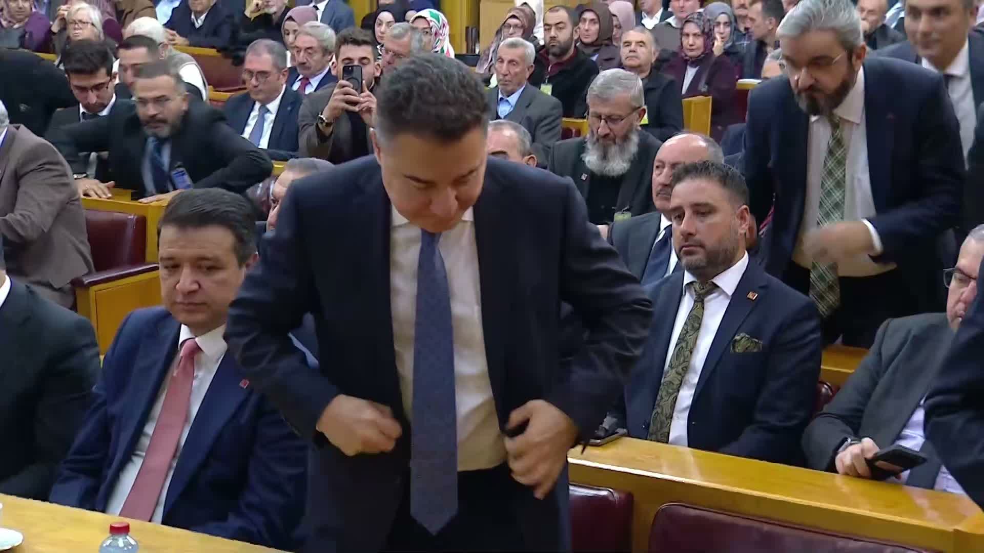TBMM’de Yeni Yol Grup Toplantısı sırasında Ali Babacan ve salondaki katılımcılar görülüyor.