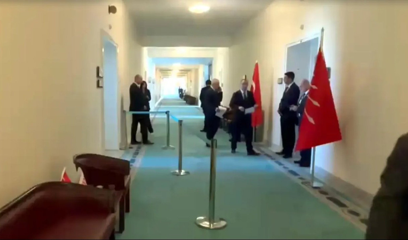 Spannungen zwischen CHP und YENİ Parti im Parlament: Auffällige Szene im Flur