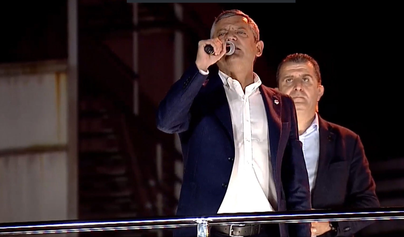 Özgür Özel, Halk TV dayanışma mitinginde açıklamalarda bulunuyor: Özgür basının en güçlü sesi
