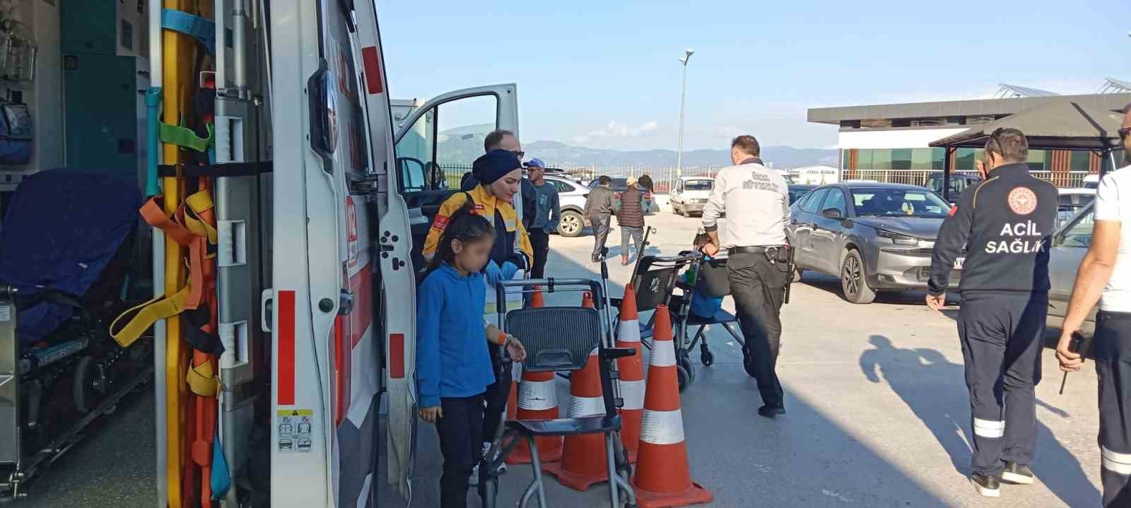 Ambulansların bulunduğu hastane alanında sağlık ekipleri ve öğrenciler görülüyor.