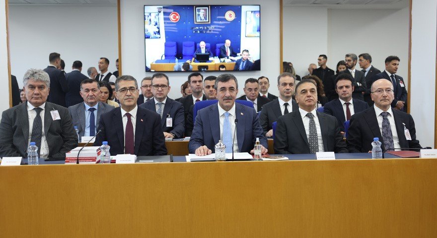Cevdet Yılmaz and officials are sitting in the hall at the TBMM Planning and Budget Committee meeting.