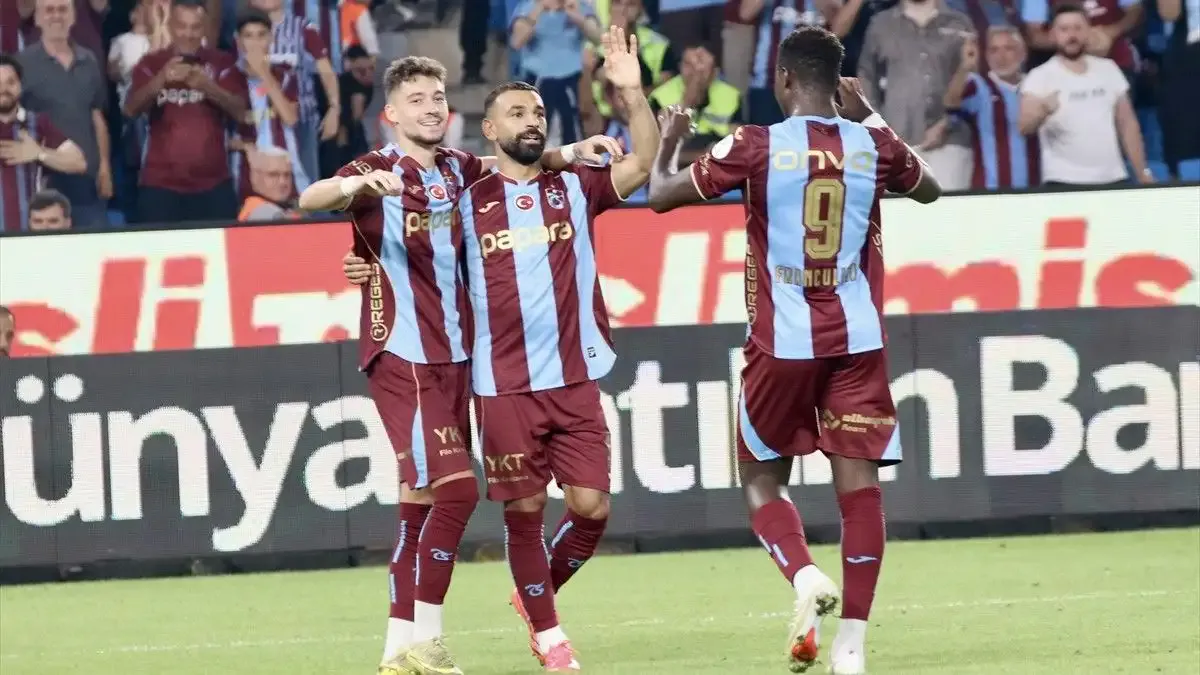 Trabzonspor futbolcularının taraftar önünde gol sevinci yaşadığı fotoğraf.