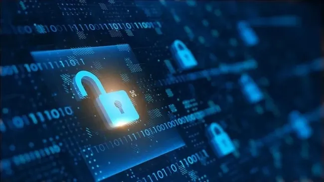 Immagine a tema sicurezza informatica con icone di lucchetti aperti su un flusso di dati digitali.