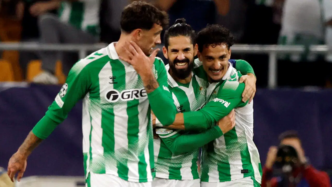 Real Betisli futbolcular maç sırasında gol sevincini kutluyor.