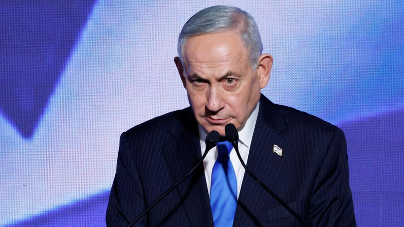 Binyamin Netanyahu kürsüde konuşma yaparken görülüyor.