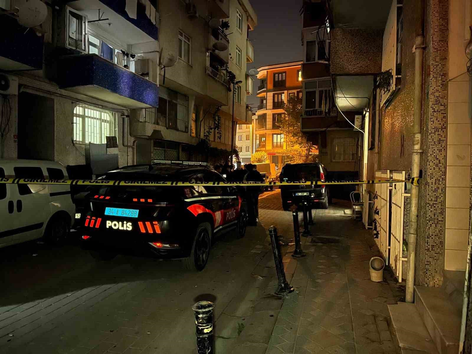 Zeytinburnu’nda polis ekiplerinin güvenlik şeridi çektiği sokak.