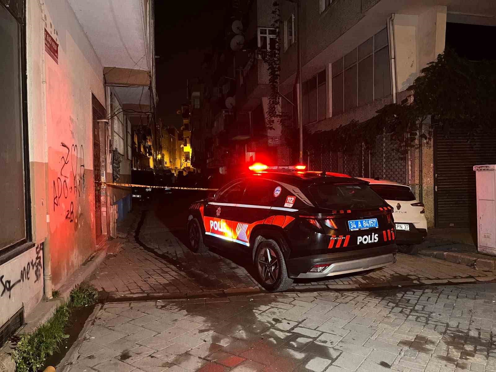 Zeytinburnu’nda gece saatlerinde olay yerine sevk edilen polis aracı.