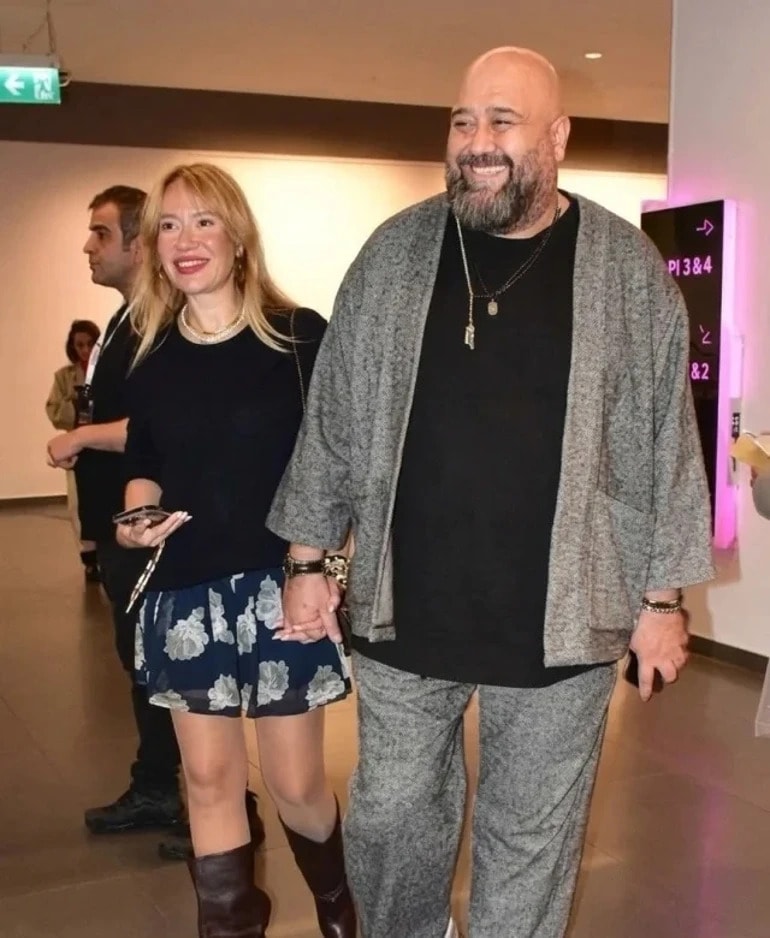 Somer Sivrioğlu ve Didem Belen birlikte yürürken görülüyor.