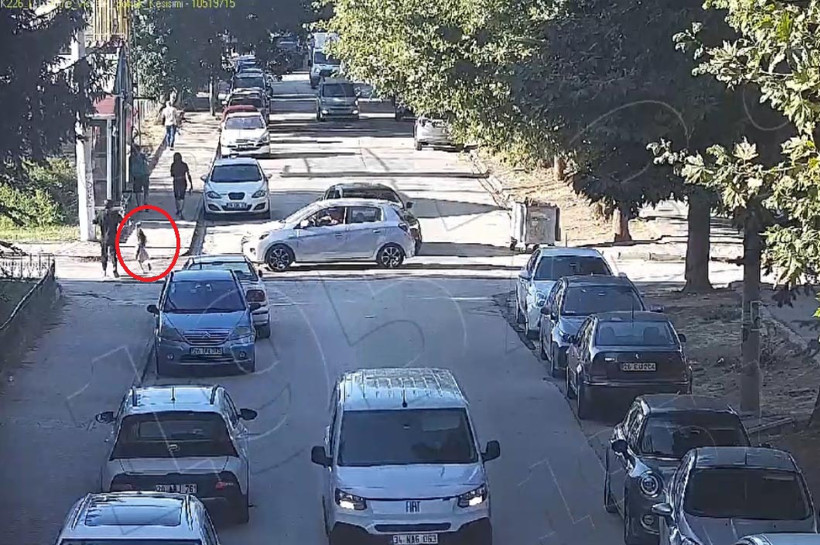 Eskişehir’de kazanın yaşandığı caddeyi gösteren MOBESE görüntüsü.