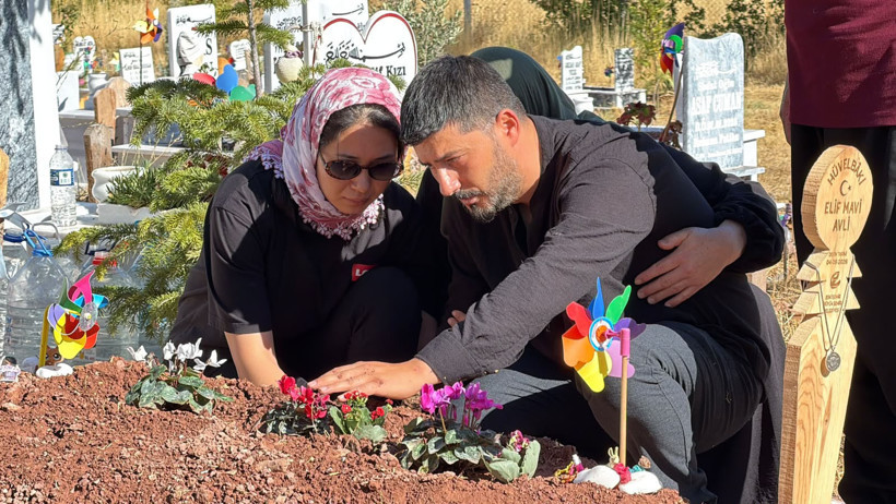 Elif Mavi Avli’nin mezarı başında yas tutan yakınlarını gösteren fotoğraf.