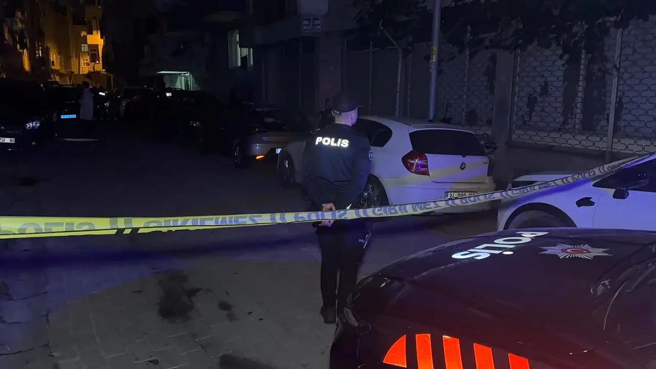 Zeytinburnu’nda olay yerinde güvenlik şeridi ve polis ekipleri görülüyor.