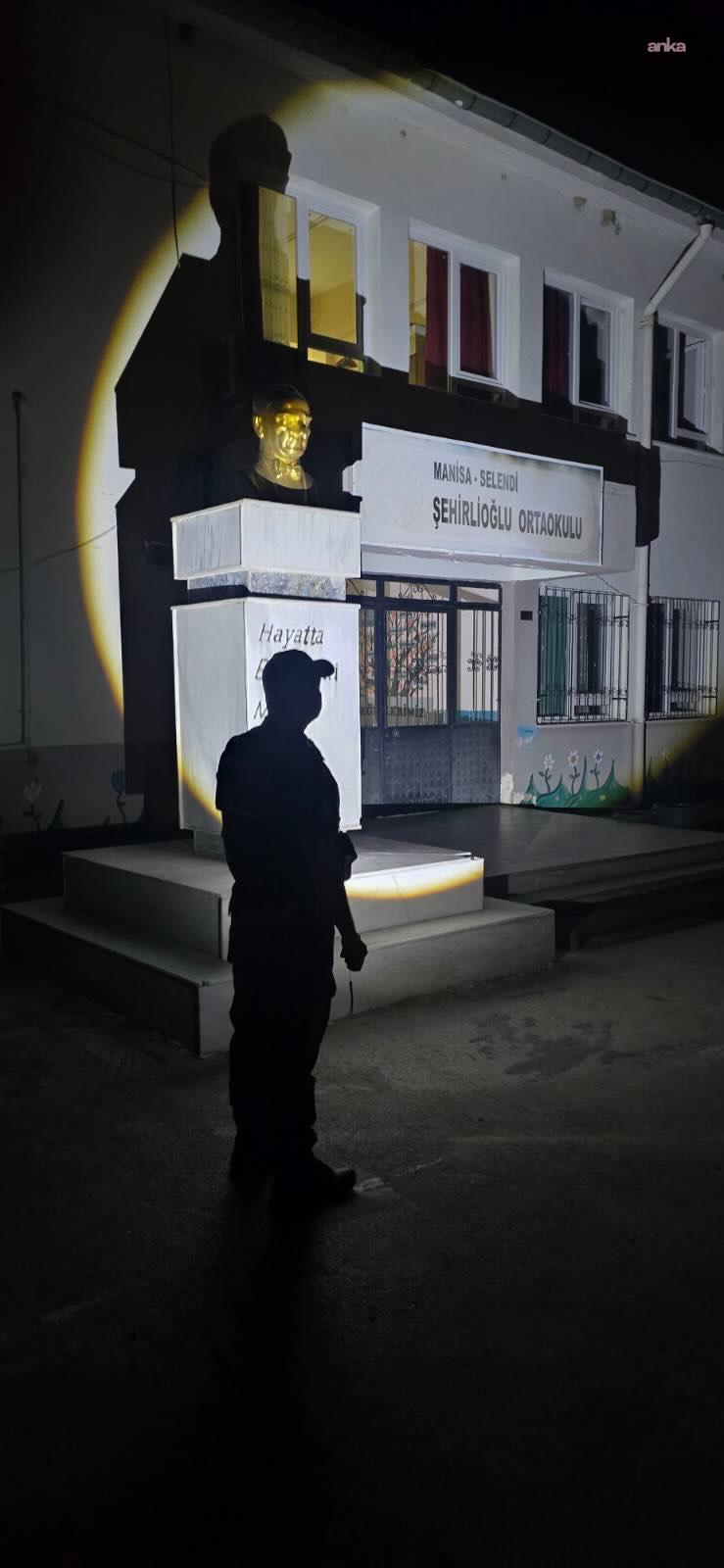 Gece okul binası önünde görev yapan güvenlik personeli.