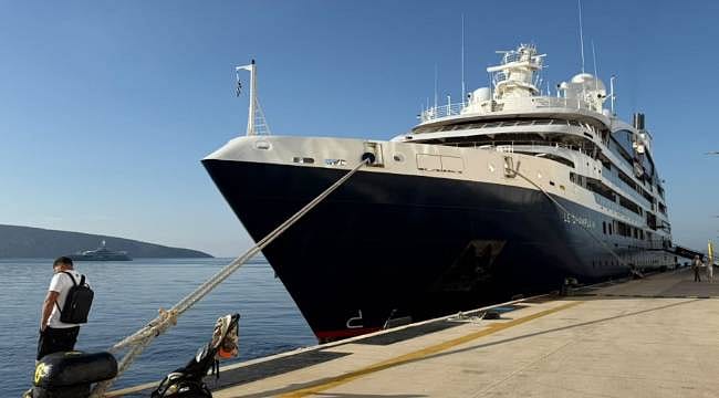 Cruise ship waiting at the port