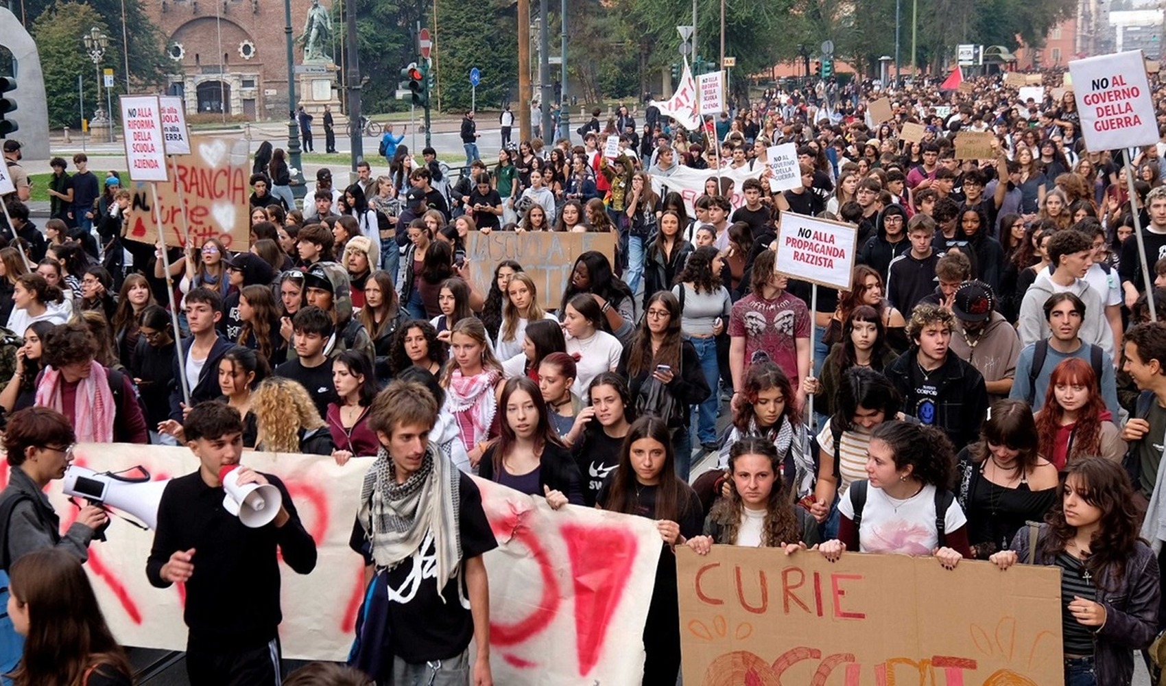 Avrupa’da gençlik protestoları yayılıyor