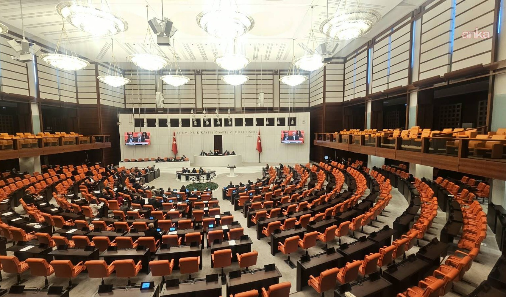 Beratungen zum Fonds-Gesetzentwurf im türkischen Parlament: Ekmen kritisiert 'Vermögenstransfer durch den Betrug des Jahrhunderts'