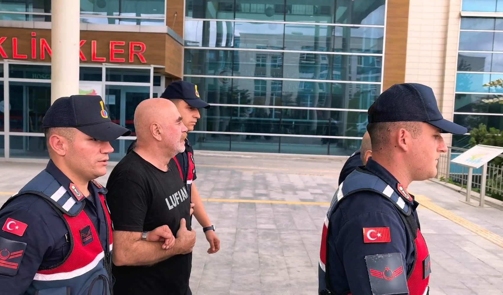 Ezel Akay ve kardeşinin uyuşturucu testlerinde pozitif sonuç çıktığı bildirildi