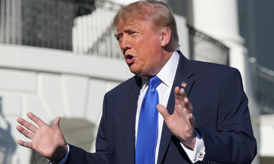 Donald Trump dış mekanda konuşurken görülüyor.