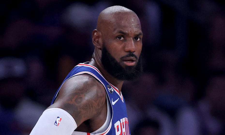Philadelphia 76ers forması giyen LeBron James maç sırasında görülüyor.