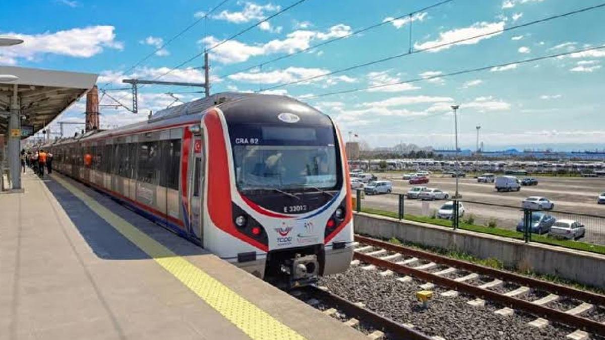 İstasyonda bekleyen bir raylı sistem treni.