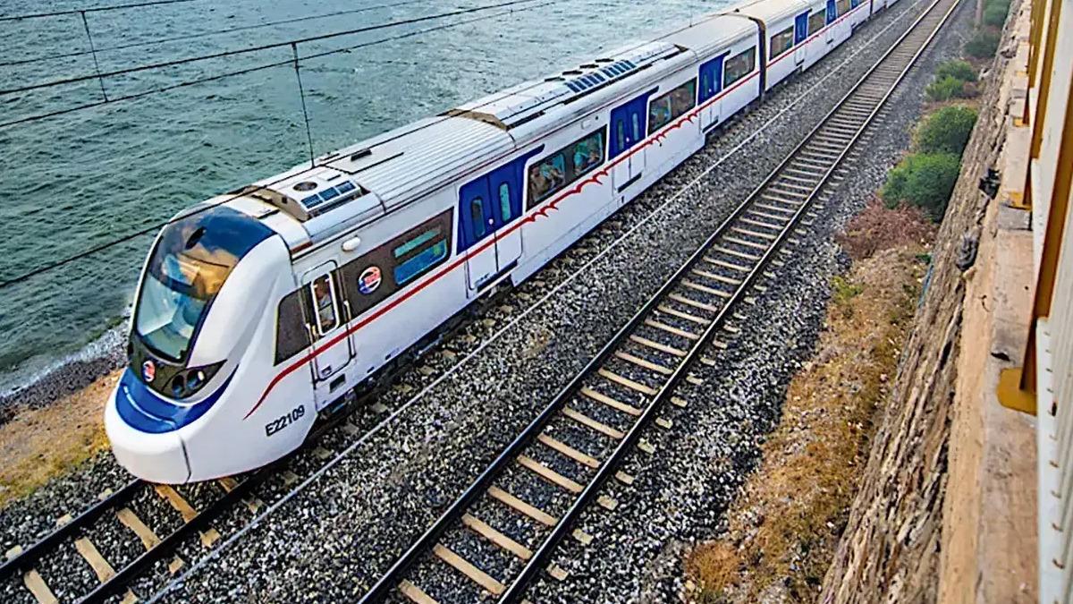 Deniz kıyısındaki ray hattında ilerleyen Marmaray treni.