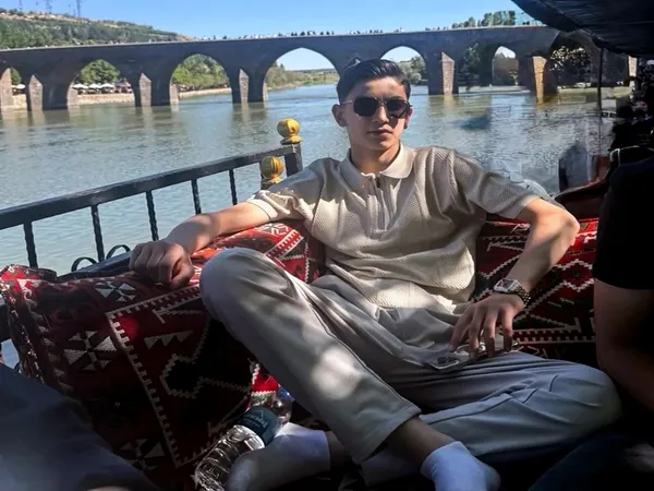 Nurmuhammet Musaoğlu’nun dış mekanda çekilmiş fotoğrafı.
