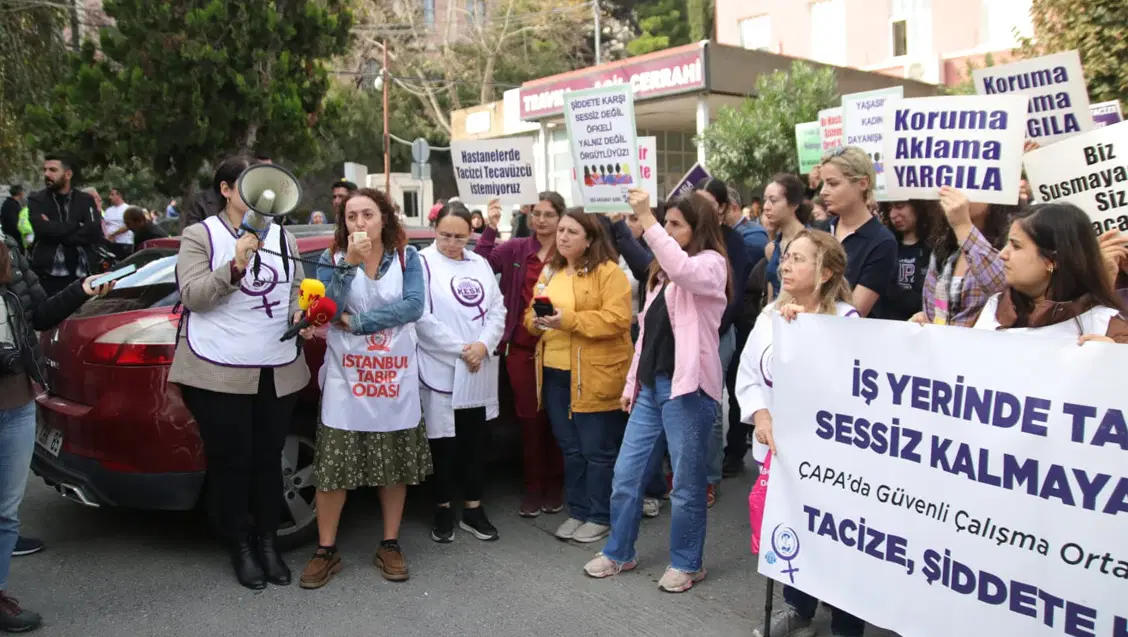 İstanbul Tıp Fakültesi önünde pankart ve dövizlerle protesto düzenleyen sağlık emekçileri.